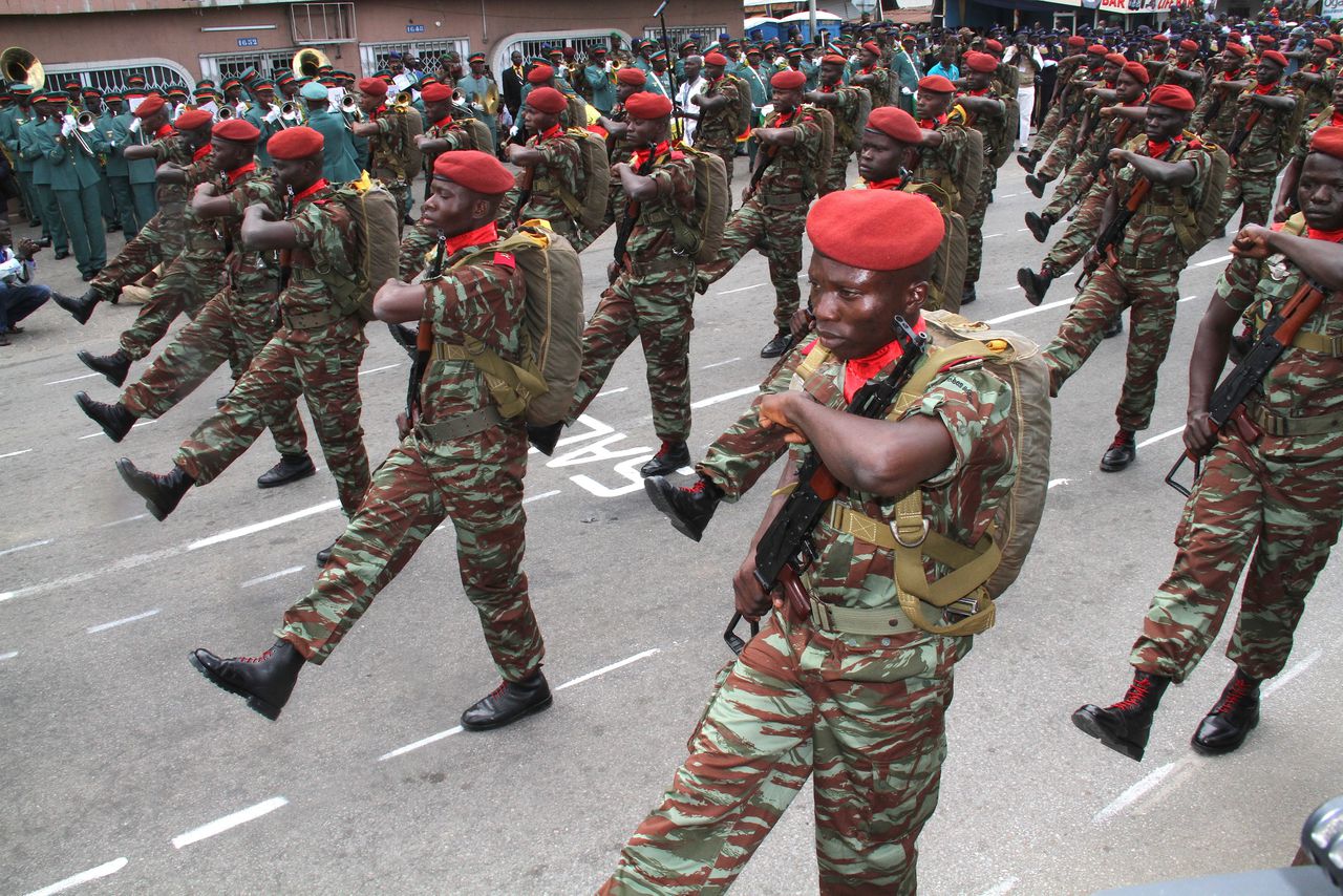 Militairen van het Nigeriaanse leger nemen deel aan een parade.