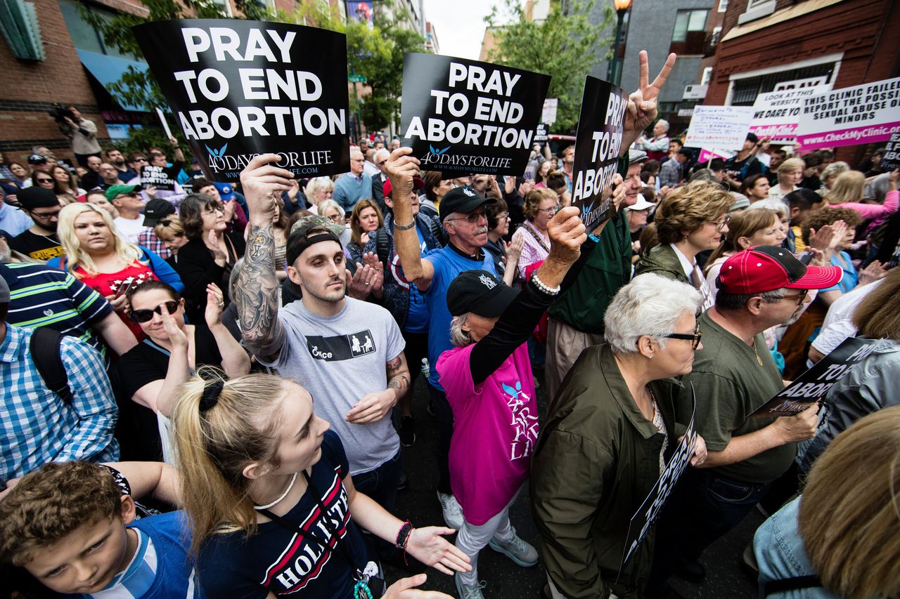 Anti-abortusactivisten betogen in Pennsylvania buiten een kliniek van Planned Parenthood, waar zorg wordt geboden aan zwangere vrouwen en ook seksuele voorlichting wordt gegeven.