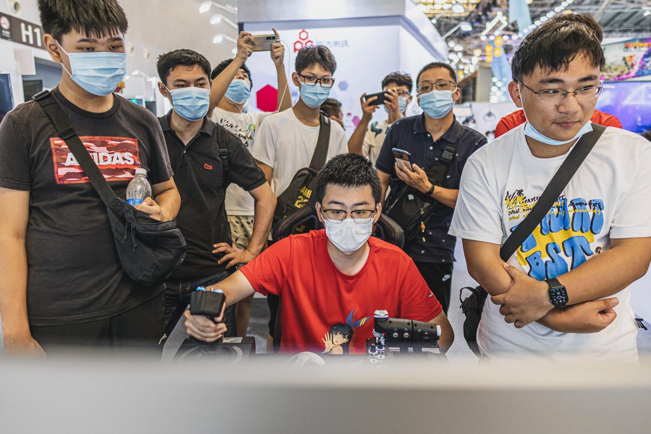 Bezoekers van een gameconferentie in Shanghai in juli. In China waren spelcomputers tot 2015 verboden. Er wordt daardoor vooral gegamed op pc's en smartphones.