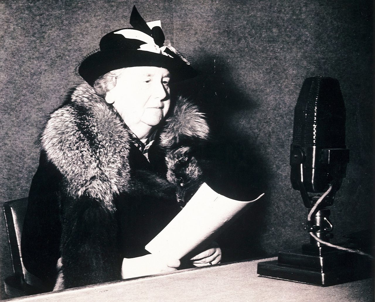 Koningin Wilhelmina tijdens een radiotoespraak vanuit Londen in augustus 1941.