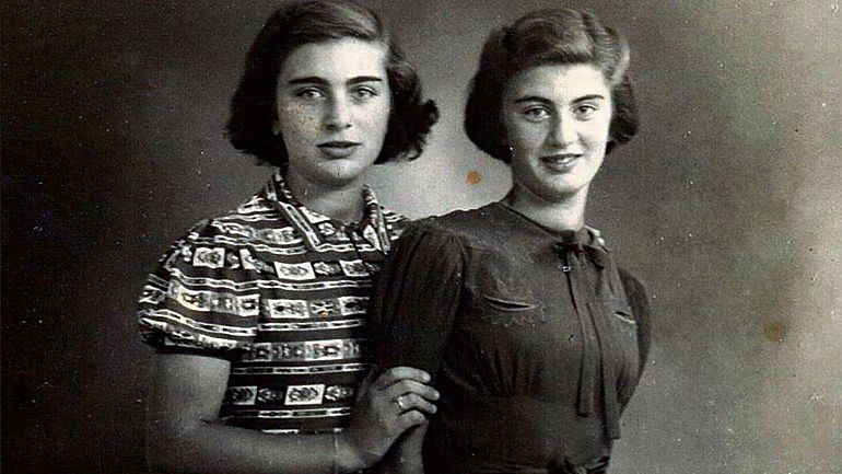 Carry Ulreich (rechts) en haar oudere zus Rachel in hun onderduiktijd.