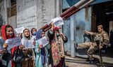 Afghaanse vrouwen demonstreren zondag voor betere rechten voor vrouwen bij het voormalige ministerie van Vrouwenzaken in Kabul. 