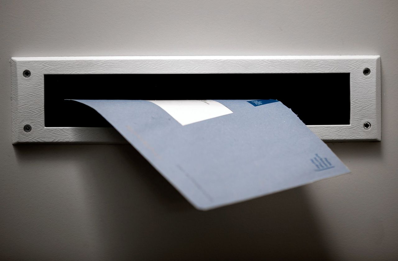 De Belastingdienst gebruikt traditioneel blauwe enveloppen voor post.