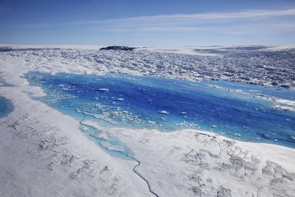 Smeltwater op een gletsjer in Groenland