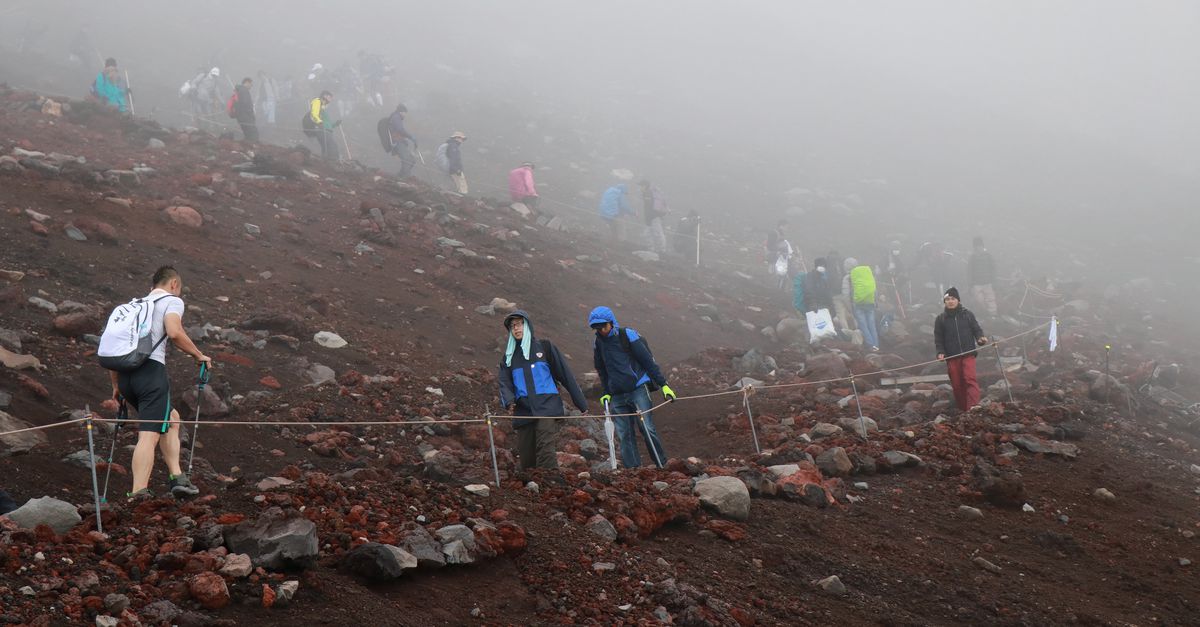 Pendaki harus membayar biaya masuk untuk mendaki Gunung Fuji di Jepang
