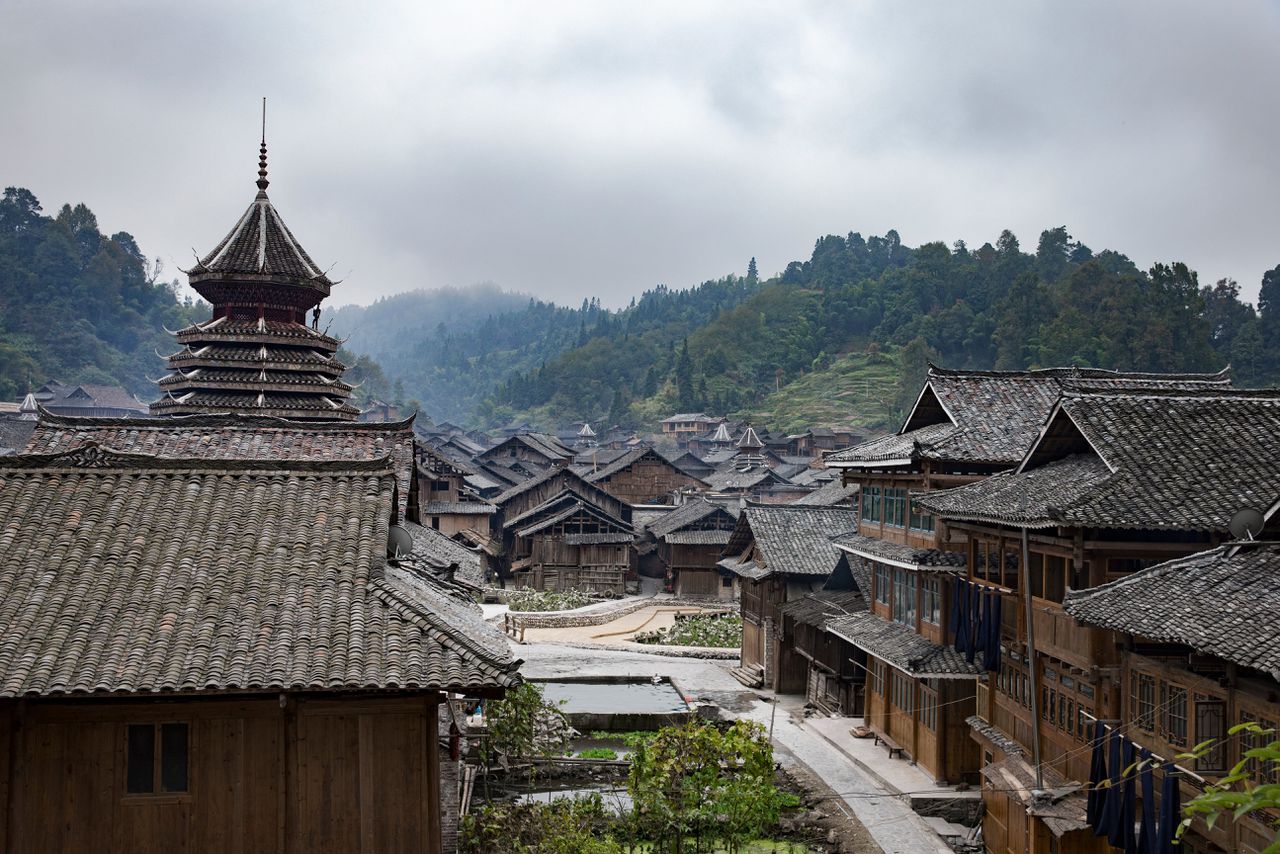 Traditionele daken in het Chinese dorp Huang Gang in Guizhou, China