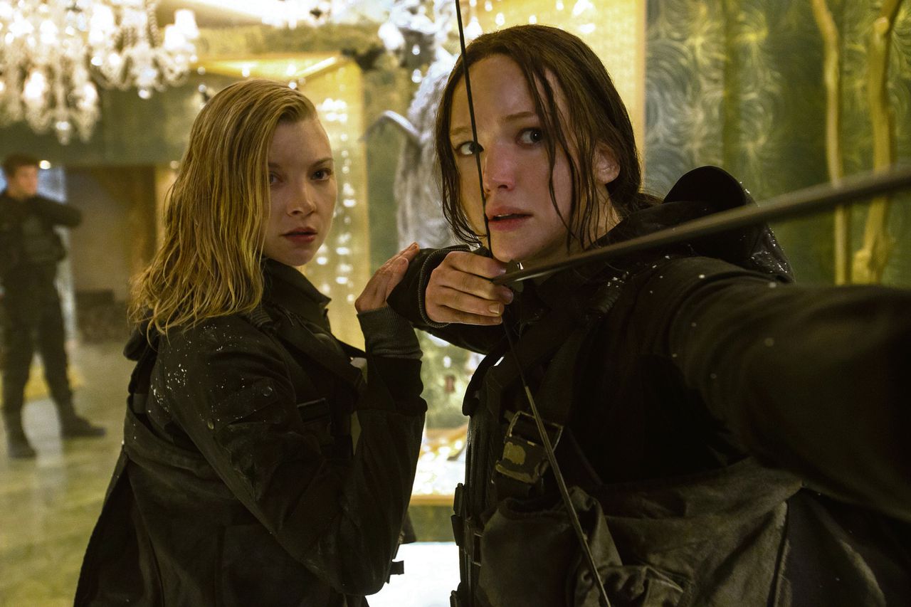 Katniss Everdeen (Jennifer Lawrence) met pijl en boog op strafexpeditie in The Hunger Games: Mockingjay - Part 2
