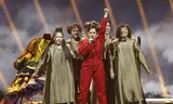 Manizha zingt  ‘Russian Women’ tijdens het Eurovisie Songfestival van 2021 in Rotterdam. Dat was de laatste editie met Rusland. 