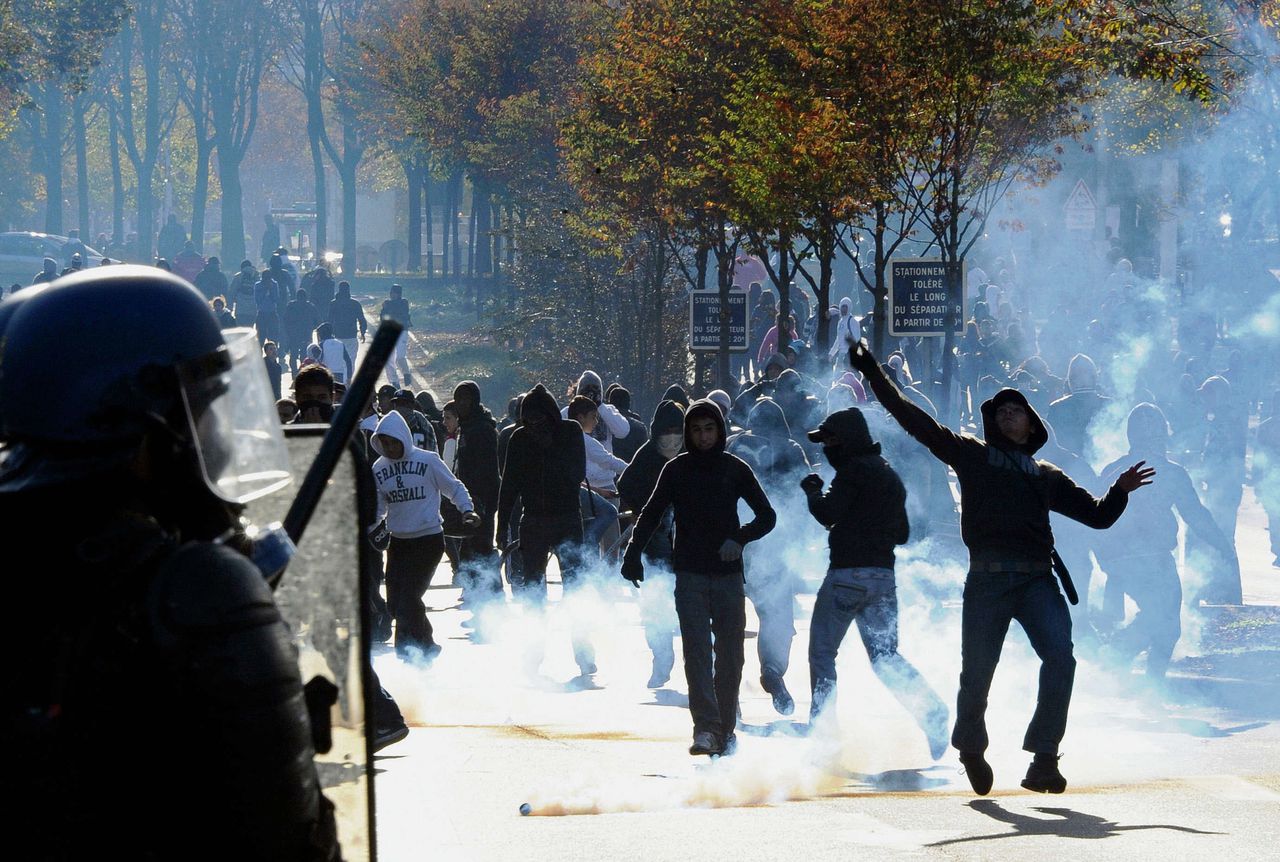 2010: jongeren gooien stenen naar de politie in Nanterre, een westelijke voorstad van Parijs.