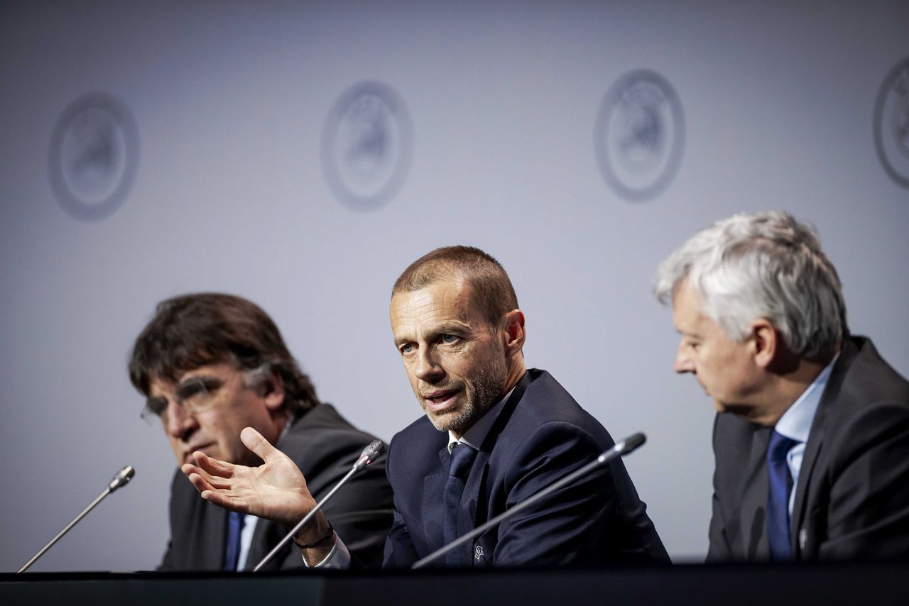 UEFA-voorzitter Aleksander Ceferin (midden) aan het woord tijdens de persconferentie na de jaarvergadering van de UEFA in Amsterdam.