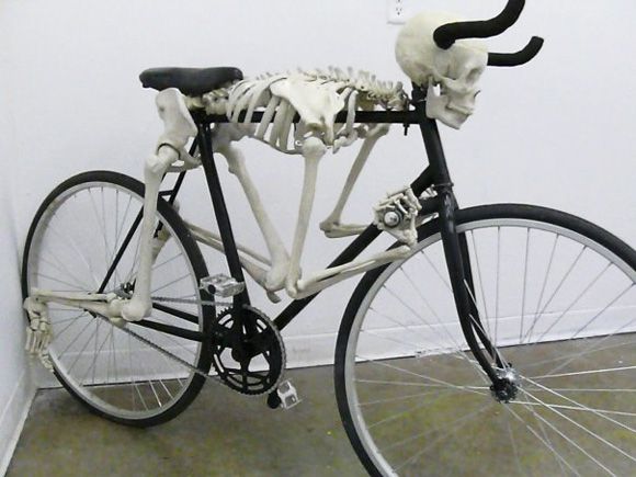 skelettenfiets Ontwerper Eric Tryon uit Vancover, Canada, ontwikkelde een fiets met een skelet erop gemonteerd. De fiets kan gewoon worden bereden. En de schedel kijkt mee als je een bocht maakt. Bekijk meer werk van Eric Tryon op www.erictryon.com/live/