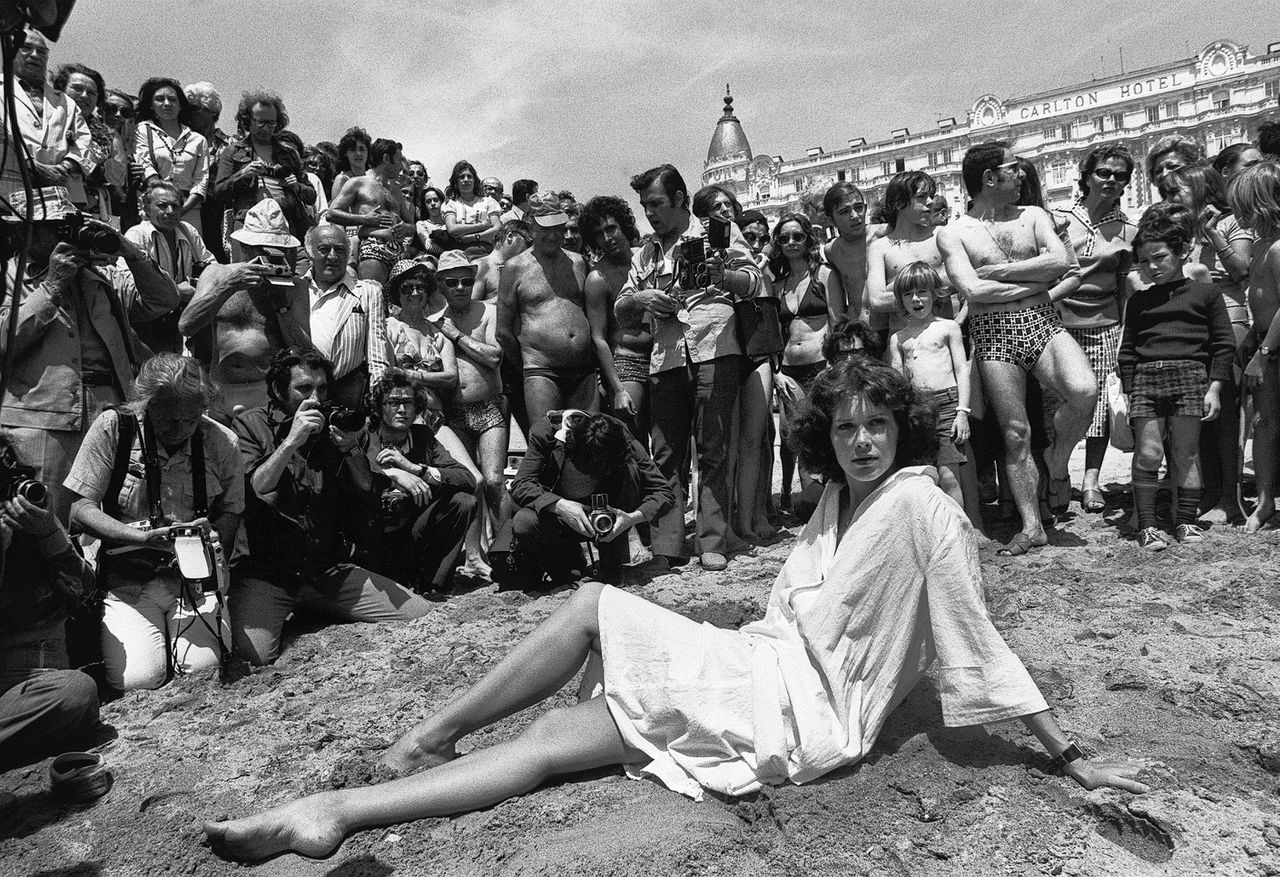 Filmster Sylvia Kristel op het strand van Cannes in 1977.