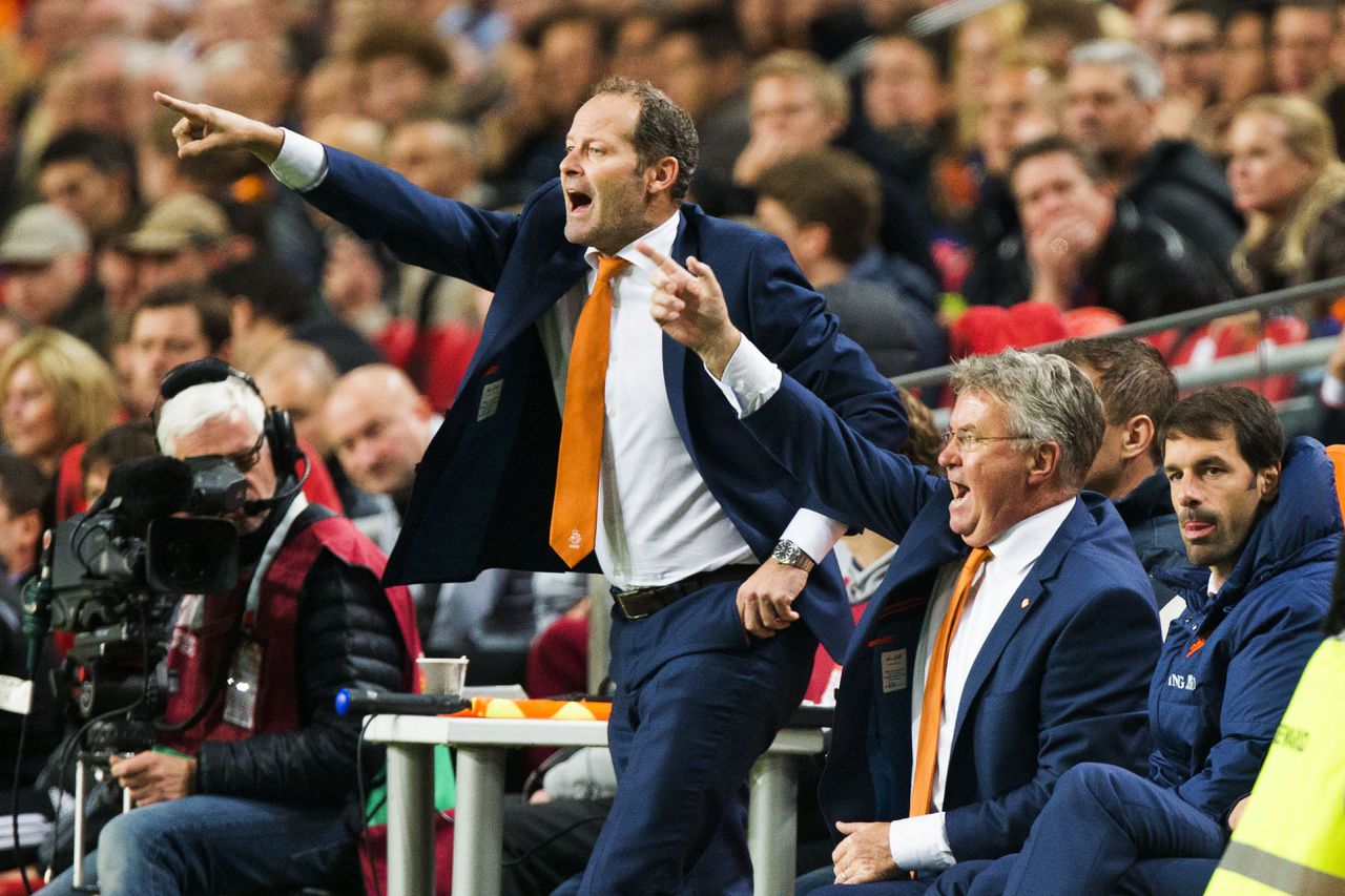 Danny Blind in functie als assistent van het Nederlands Elftal tijdens de EK-kwalificatie wedstrijd tegen Letland. Zijn zaakwerknemer Jansen voert vandaag een gesprek met de KNVB over zijn promotie als bondscoach van Oranje.