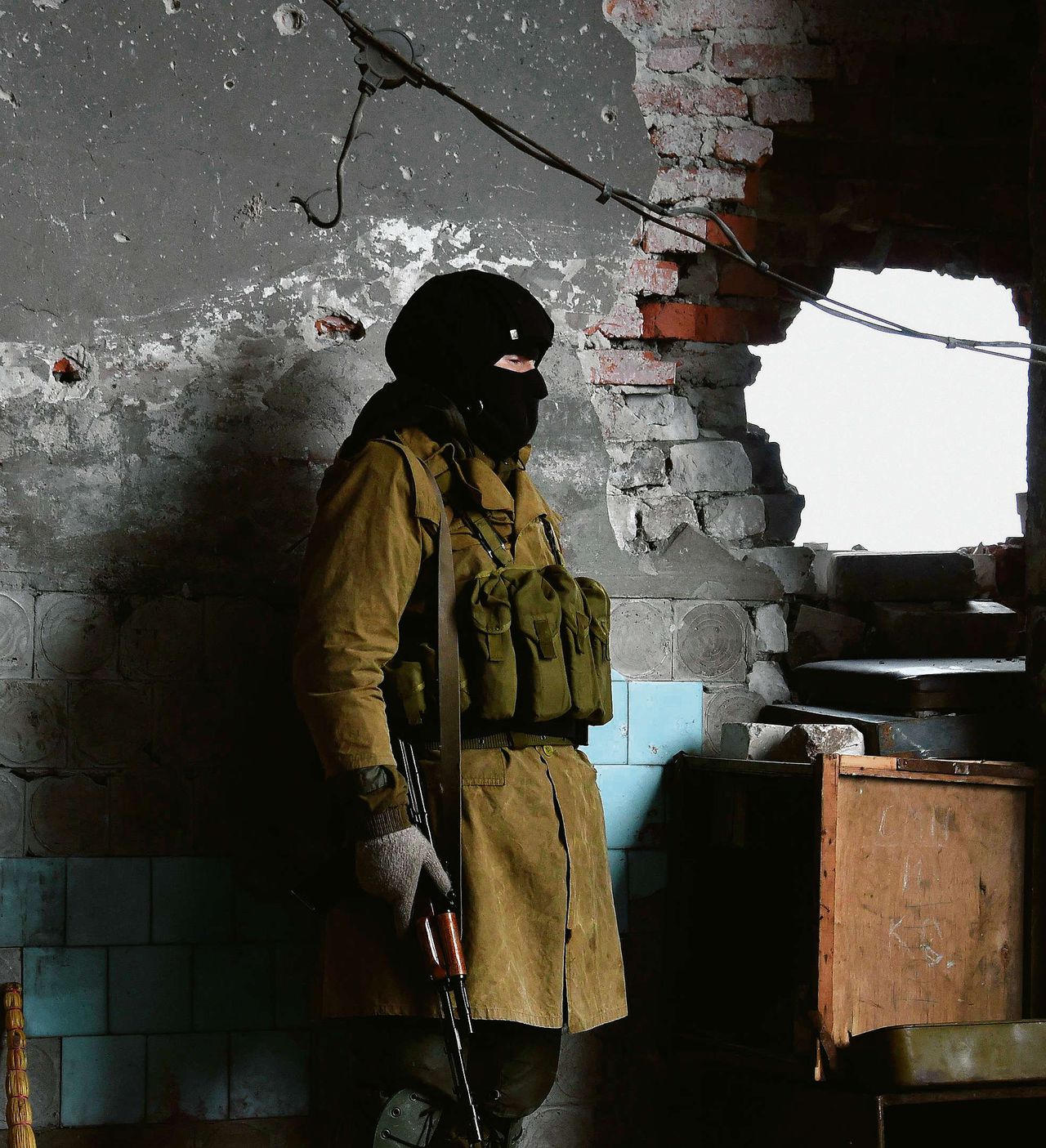 Separatist op het veroverde vliegveld van Donetsk