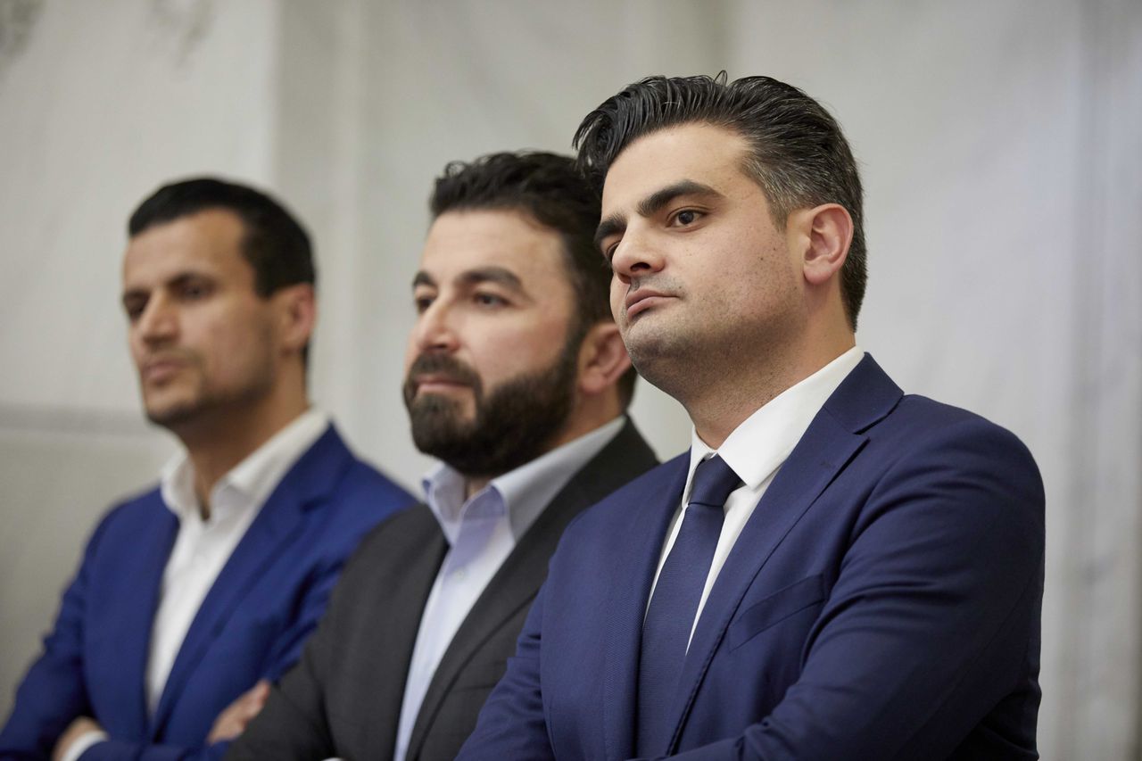 VLNR - Farid Azarkan, Selcuk Ozturk en Tunahan Kuzu van DENK tijdens de officiële uitslag van de Tweede Kamerverkiezing.