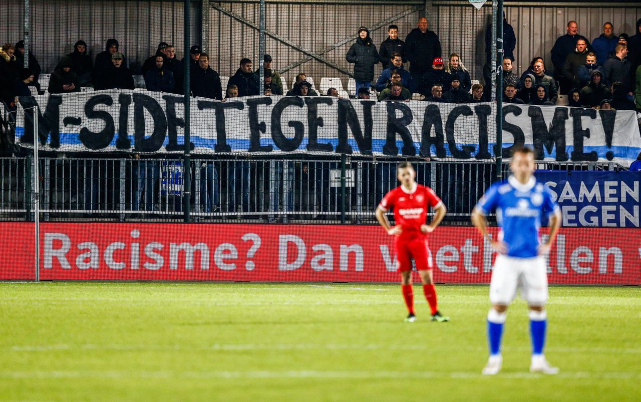 Supporters van FC Den Bosch met een spandoek tegen racisme.