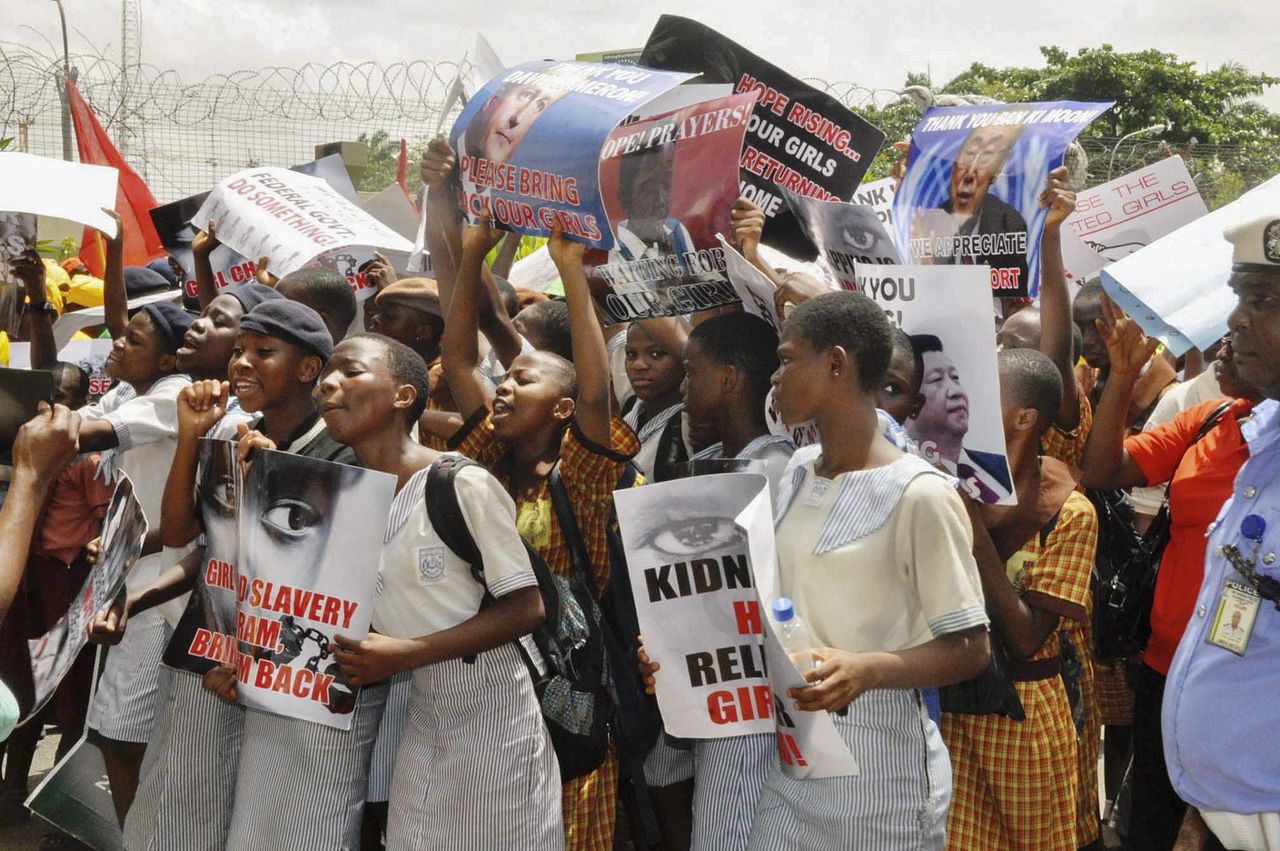 Nigeriaanse studenten protesteren in mei van dit jaar tegen de ontvoering van 200 meisjes in Chibok door Boko Haram. Gumsuri, waar opnieuw veel vrouwen zijn ontvoerd, ligt slechts twintig kilometer daarvandaan.