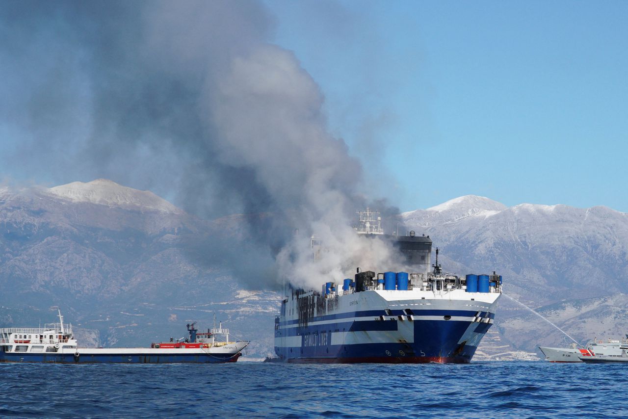 Elf vermisten op brandende veerboot voor Griekse kust 