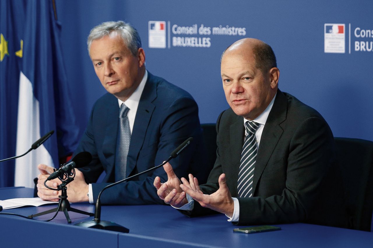 De Franse minister van Financiën Bruno Le Maire en zijn Duitse ambtgenoot Olaf Scholz na de Eurogroepvergadering.