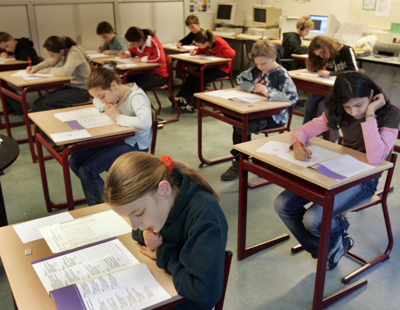 Leerlingen van een basisschool in Wageningen maken de Cito-toets.