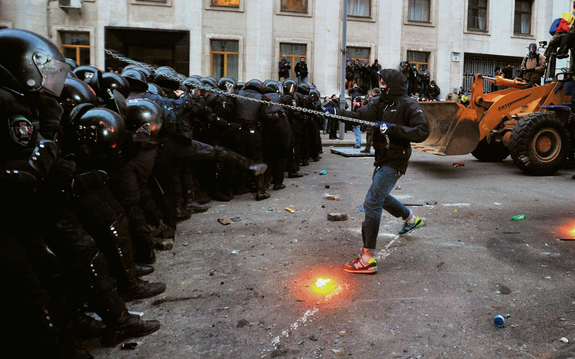 Майдан часть 1. Евромайдан на Украине в 2014 Беркут. Беркут ОМОН Украина Майдан. Майдауны избивают Беркут 2014.