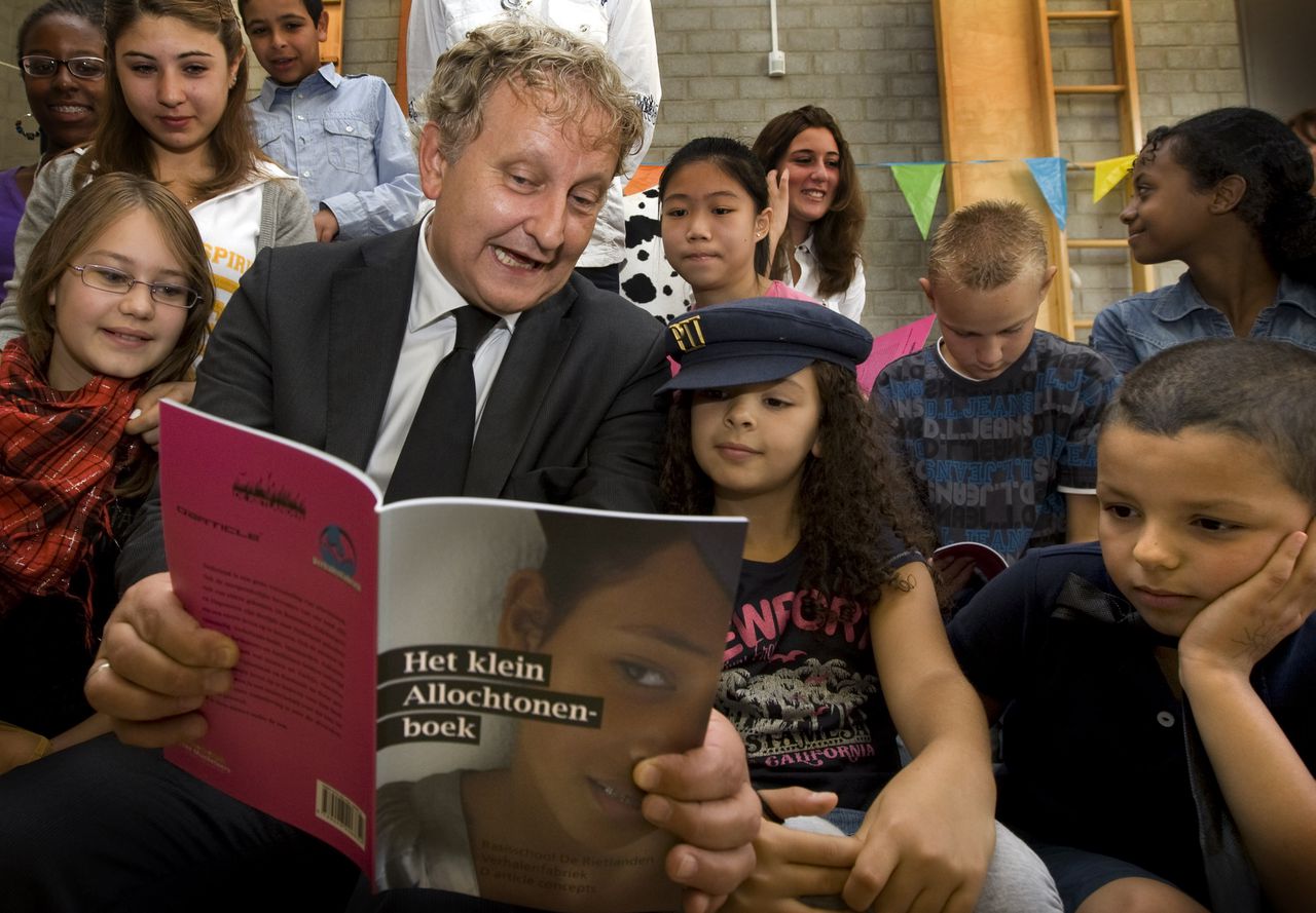 De Amsterdamse burgemeester Eberhard van der Laan houdt (in 2009) een boek vast met een titel die nu niet meer kan.