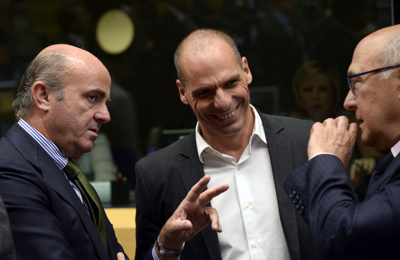 Kennelijk wordt er nog wel gelachen. De Griekse minister van Financiën Yanis Varoufakis met zijn Spaanse en Franse ambtgenoten Luis De Guindos en Michel Sapinon.