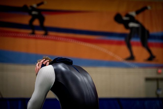Stolz traint in een oud, versleten pak van AH Zaanlander.