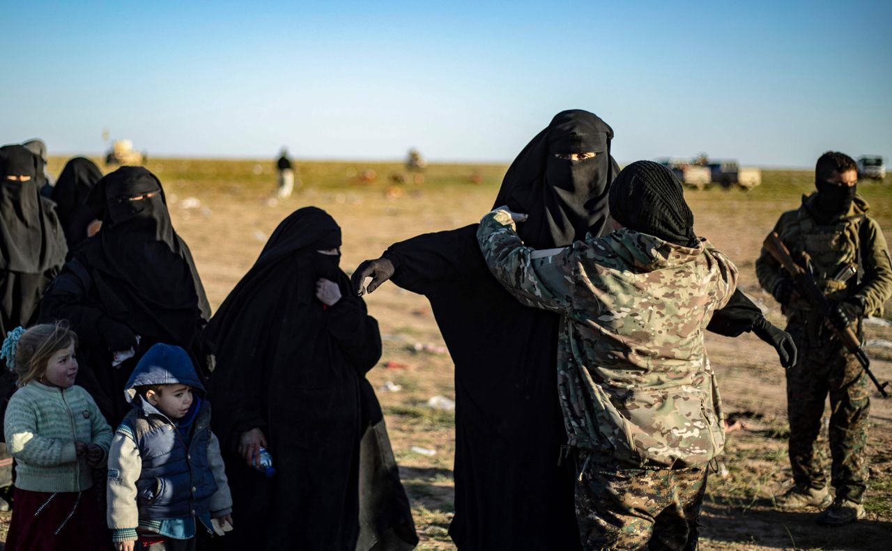 Vouwen en kinderen verlaten de laatste IS-stad Baghouz, waar ook R., en Begum lang verbleven.