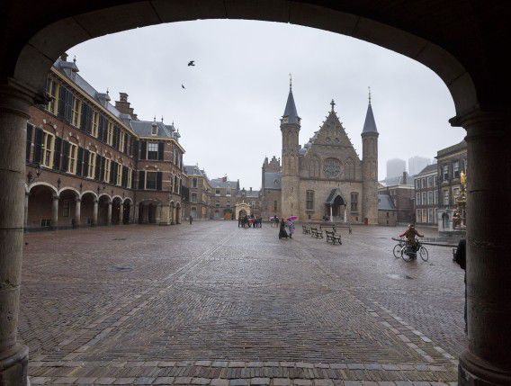 DEN HAAG - Het Binnenhof maakt een verlaten indruk na de eerste week van Kabinet-Rutte II. ANP PHIL NIJHUIS