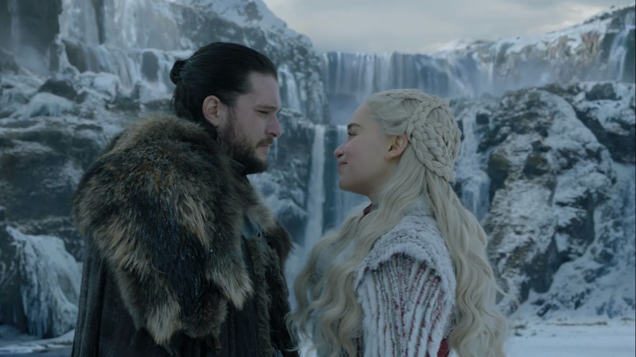 Kit Harington als Jon Snow, links, en Emilia Clarke als Daenerys Targaryen in een scene uit aflevering 1 van seizoen 8 van 'Game of Thrones'.