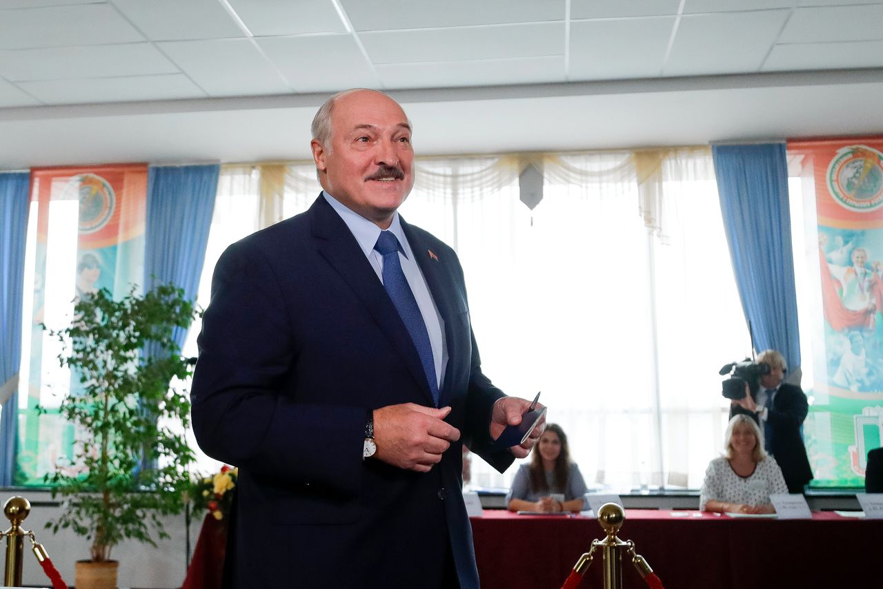 Zittend president Loekasjenko brengt zondag zijn stem uit.