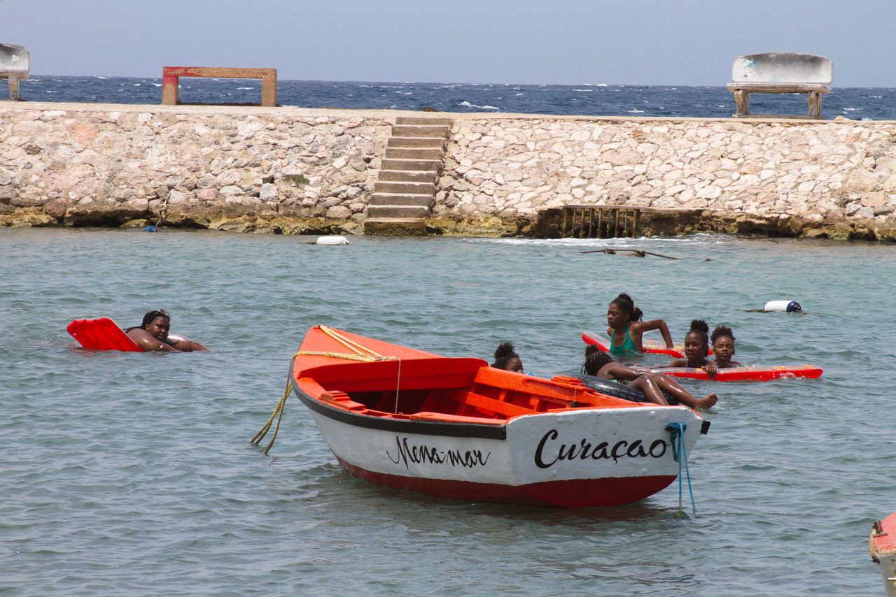 Badgasten in Willemstad. Het openbare leven op Curaçao komt weer op gang na versoepeling van de coronamaatregelen. Foto ANP Prince Victor