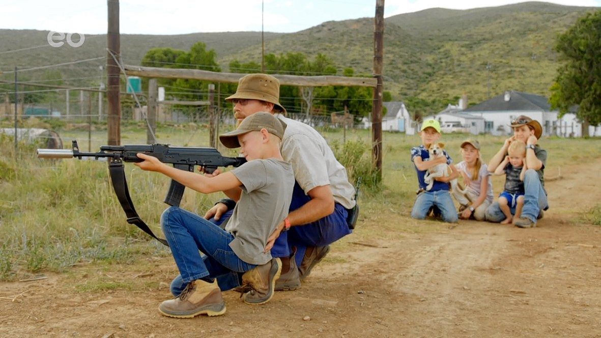 De achtjarige Liam krijgt schietles op de boerderij in Zuid-Afrika in Bloedland.