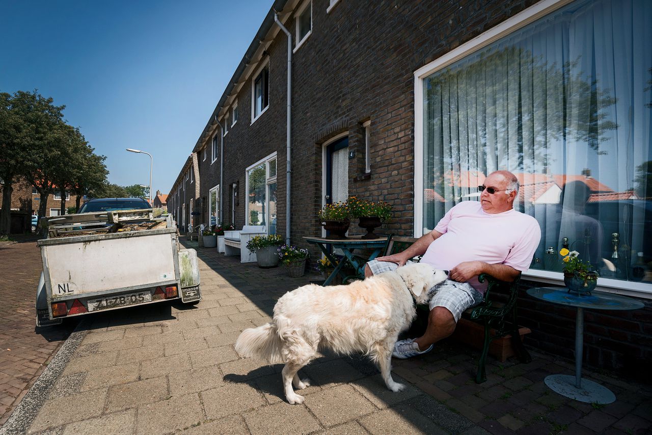 Ed van Dijk voor zijn woning in Noordwijk.