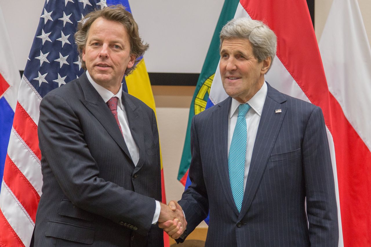 Oud-minister van Buitenlandse Zaken Bert Koenders ontmoet eind 2014 zijn Amerikaanse collega John Kerry in het NAVO hoofdkwartier. In december 2014 droegen de VS alle data over vlucht MH17 over aan Nederland.