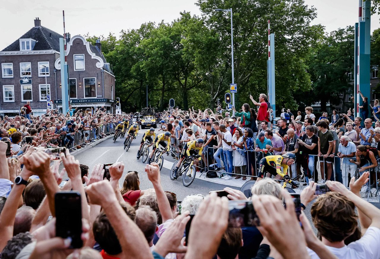 Jumbo-Visma wint drukbezochte ploegentijdrit van de Vuelta in Utrecht 
