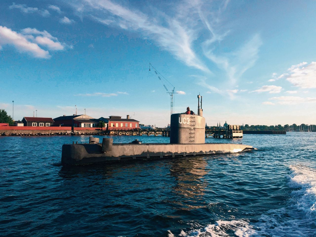 De privé-onderzeeër van de Deense uitvinder Peter Madsen, gefotografeerd op de dag dat Kim Wall verdween. De vrouw in de toren van de onderzeeboot is vermoedelijk Wall.
