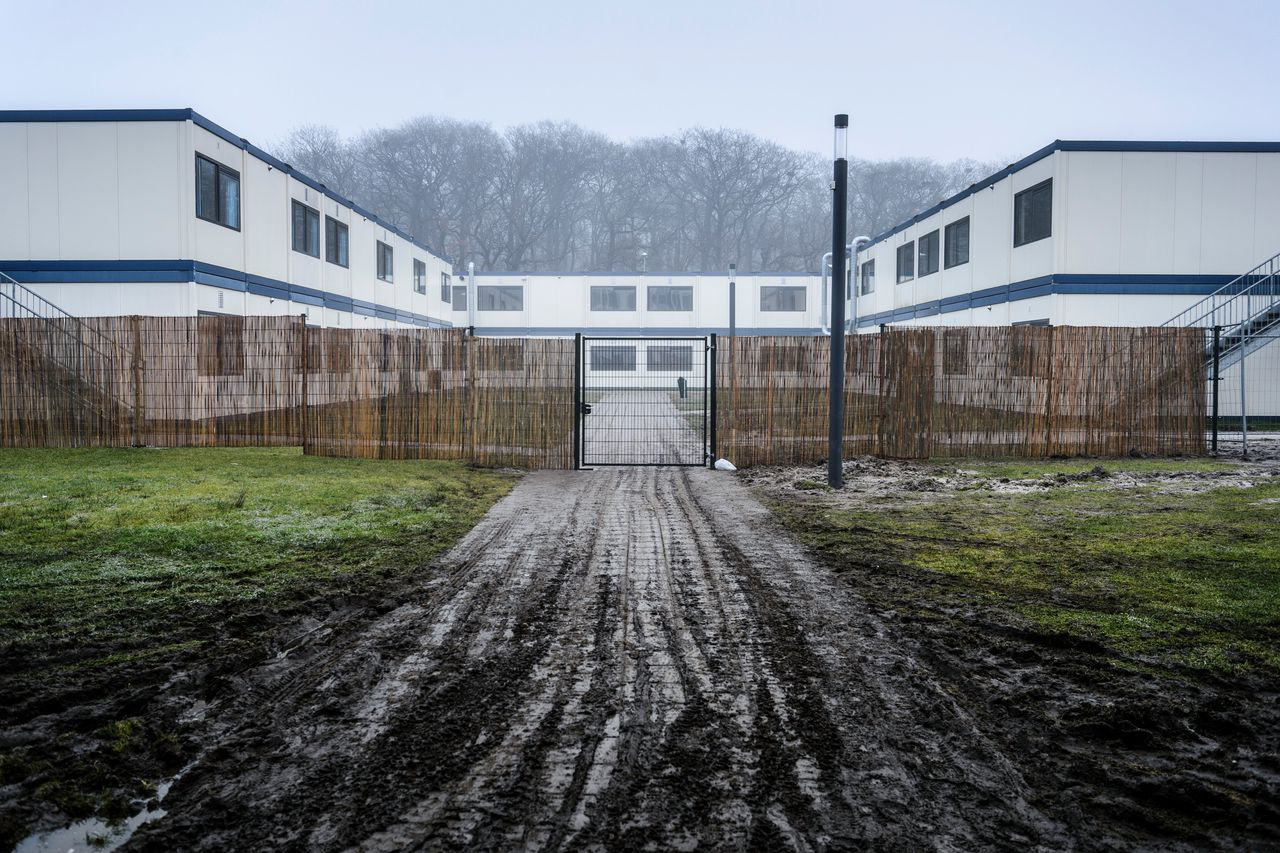 Bewapende boa’s gebruiken onbevoegd geweld tegen asielzoekers in Hoogeveen 
