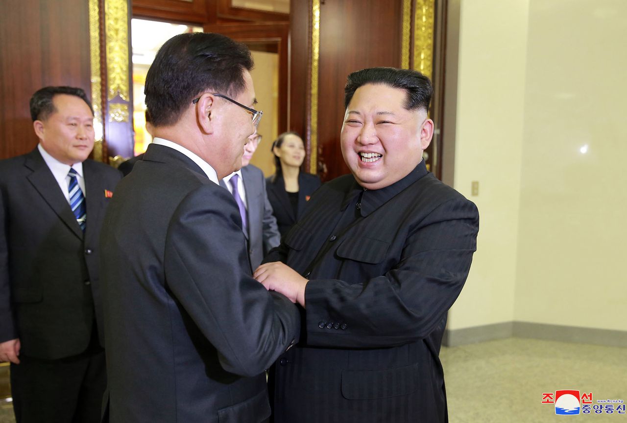 Kim Jong-un (rechts) schudt Chung Eui-yong de hand, die de delegatie leidt van Zuid-Korea.