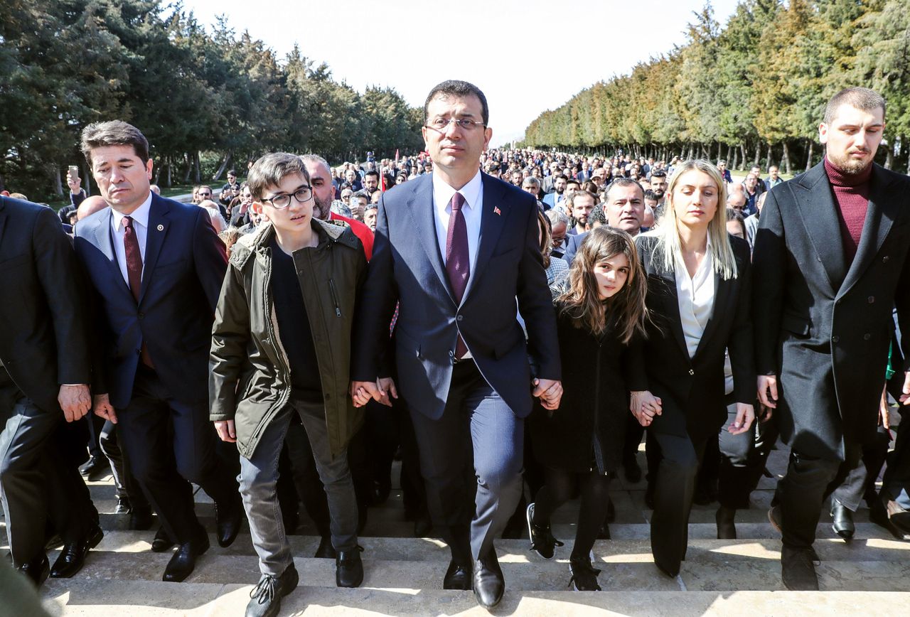 De beoogde nieuwe burgemeester van Istanbul, Ekrem Imamoglu, bezoekt met aanhangers het mausoleum van Atatürk.