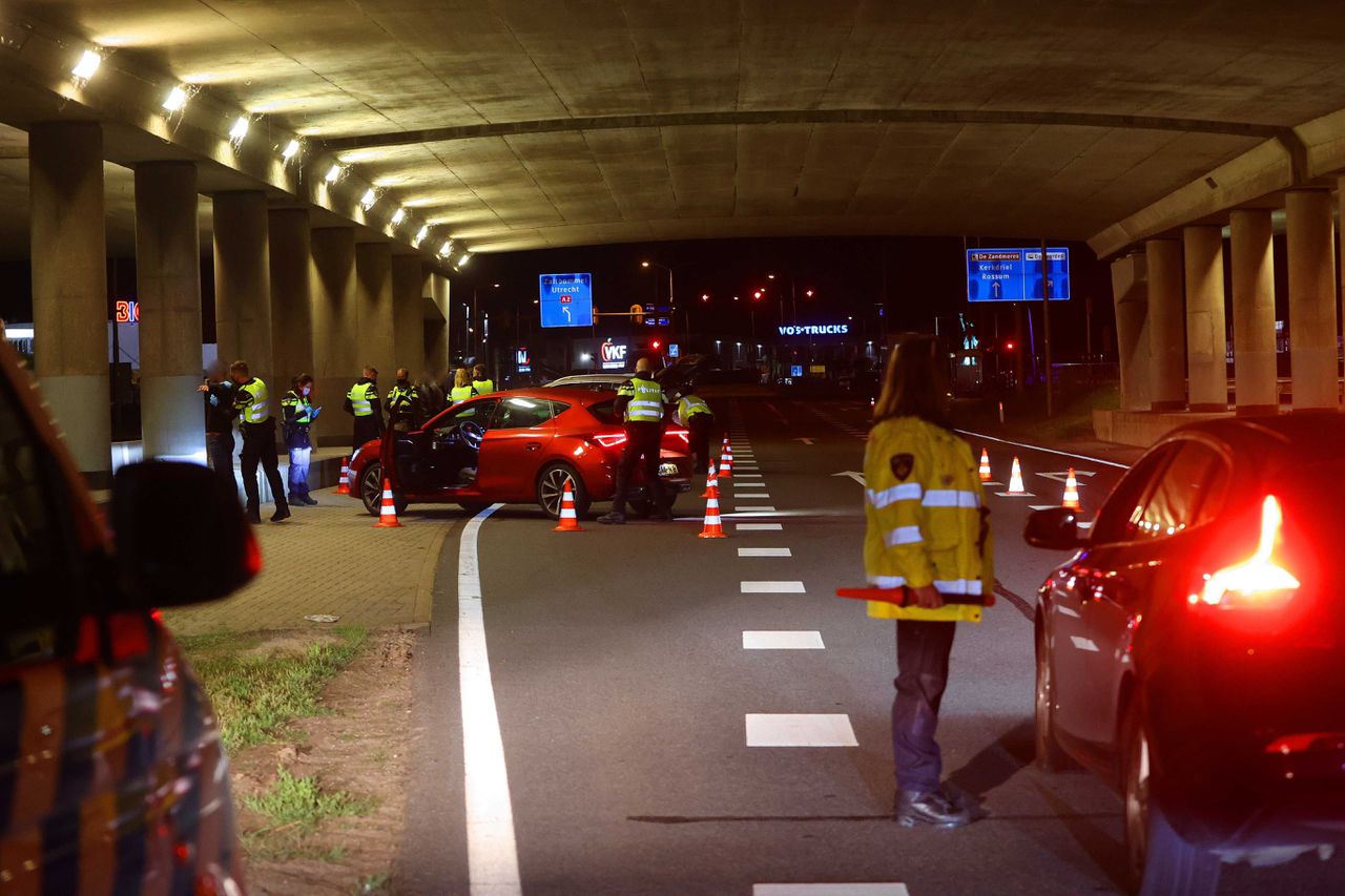 In de nacht van zaterdag op zondag voerde de politie, voor de derde week op rij, preventieve controles uit op de A2 bij Hedel (Gelderland).