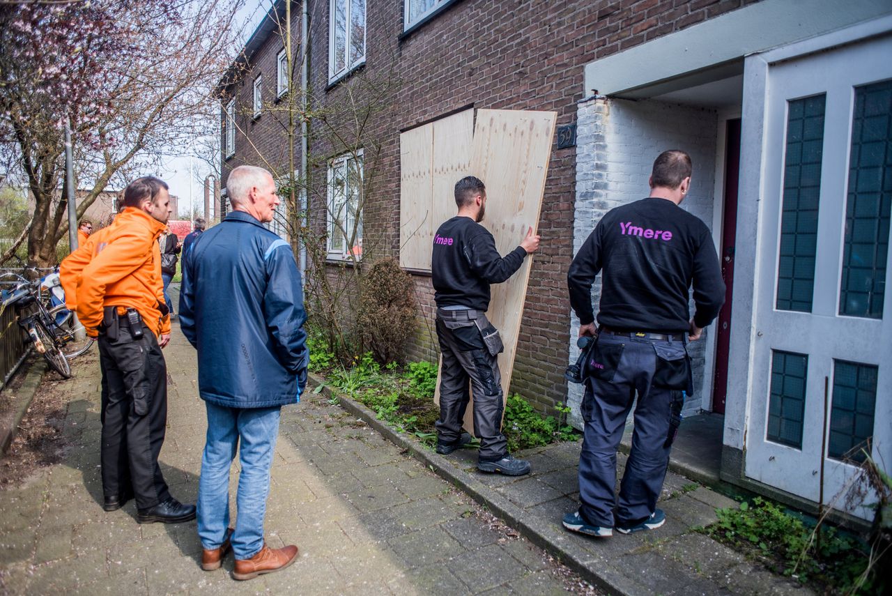 Beveiligers bij een pand in Amsterdam Oost dat gekraakt werd door collectief We Are Here, bestaande uit uitgeprocedeerde asielzoekers.