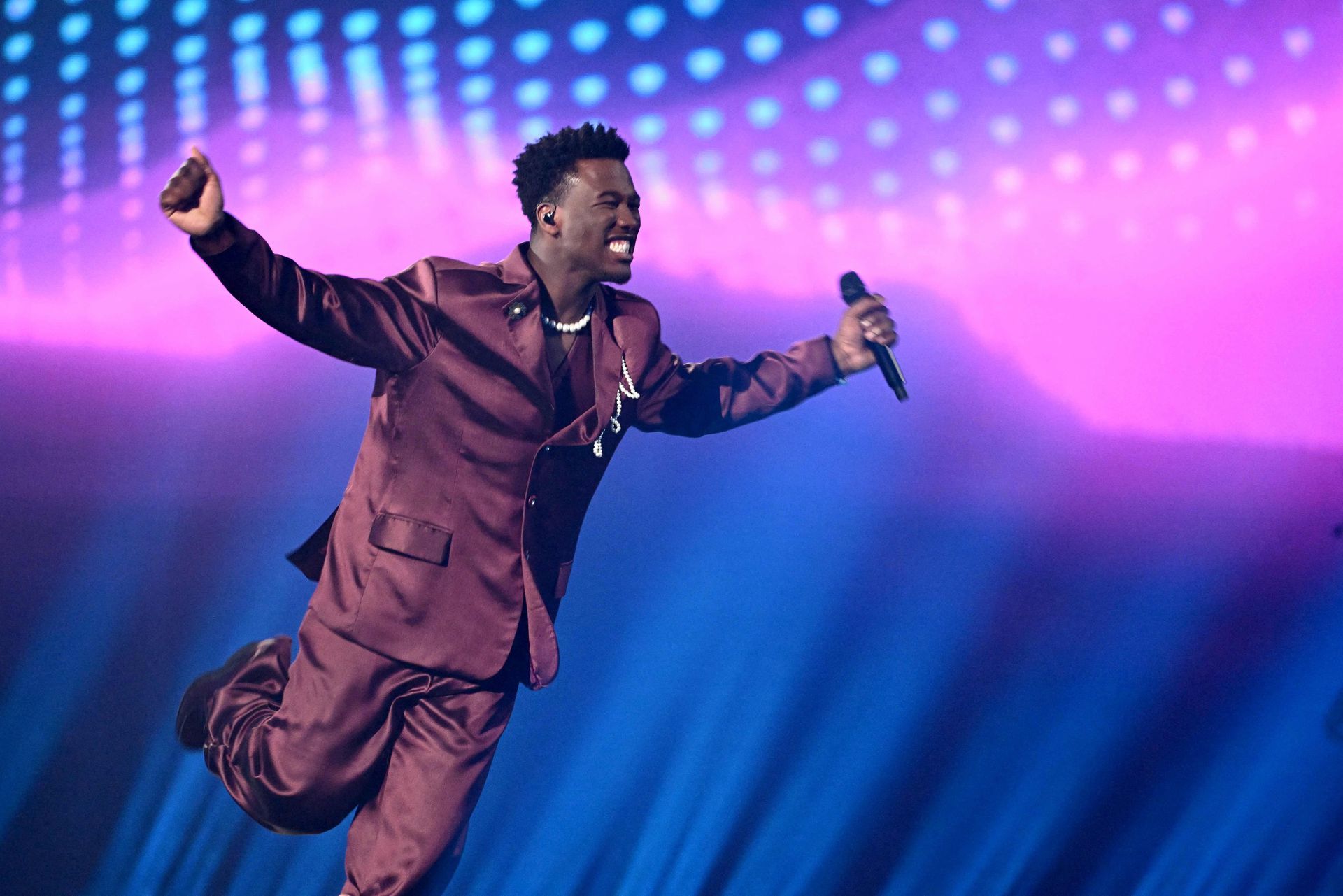Claude met sterke performance door naar finale Songfestival - NRC