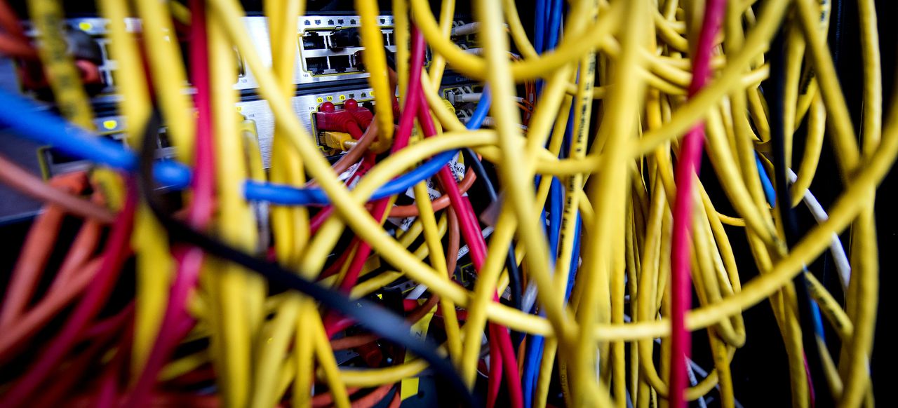 Kabels in een serverruimte.
