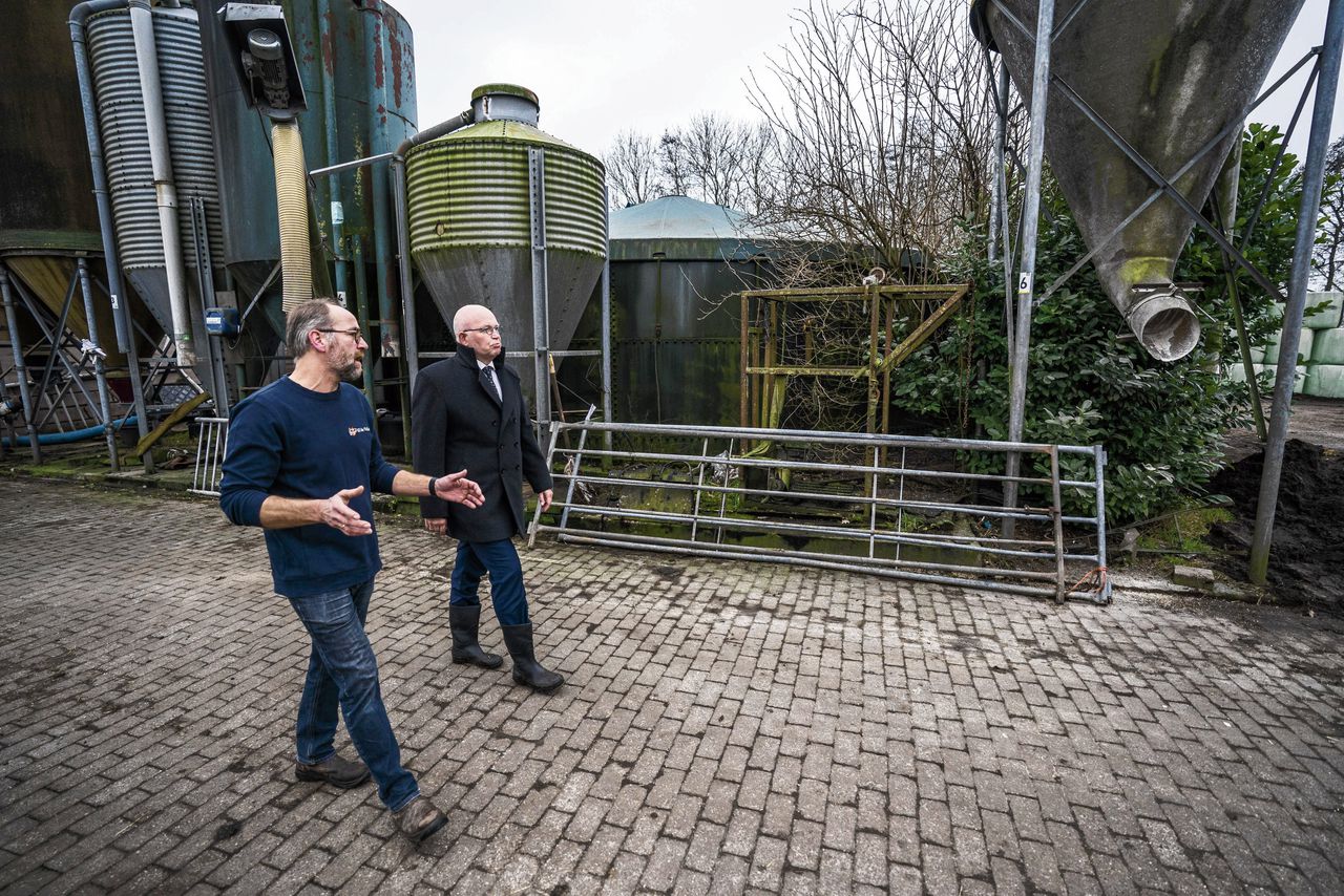 Minister Henk Staghouwer (Landbouw, Natuur en Voedselkwaliteit, ChristenUnie) op werkbezoek bij het melkveebedrijf van de familie Ruiswijk in Gelderland.