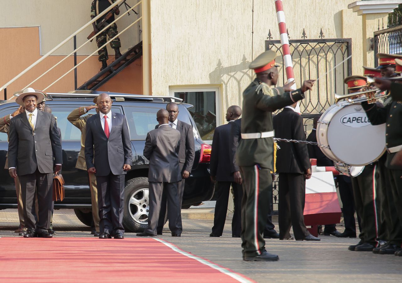 De Oegandese president Yoweri Museveni (links) wordt aan het begin van de onderhandelingen verwelkomd door de Burundese president Pierre Nkurunzira.