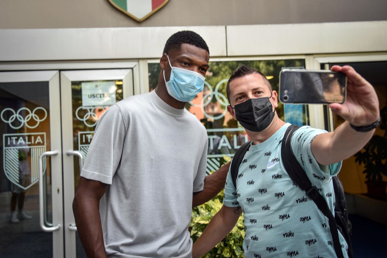 Denzel Dumfries poseert vrijdag in Milaan met een fan.