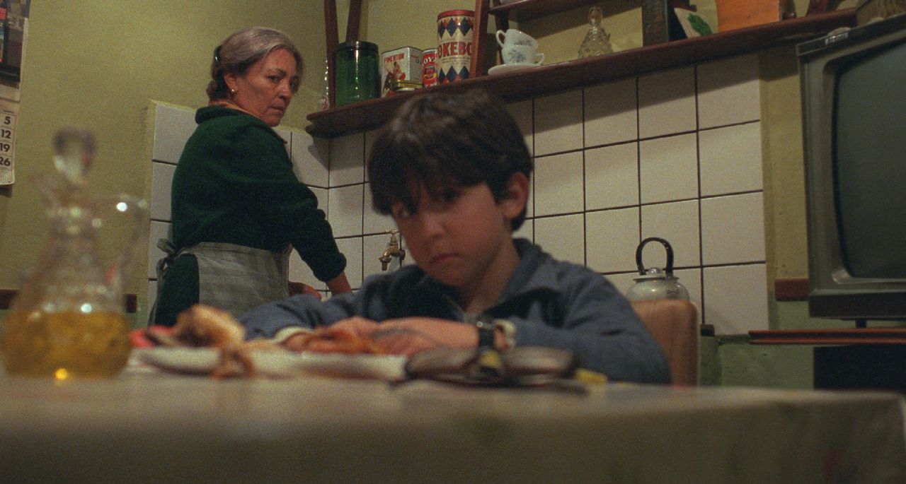 Scène uit Valentín met Rodrigo Noya als de achtjarige Valentín en Carmen Maura als grootmoeder Abuela. scene uit de film Valentin