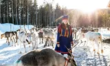 Elle Eriksson, hier in traditionele Sami-kleren, studeert bosbouw aan de Universiteit van Umea, omdat ze zich wil wapenen in de strijd tegen boskap. De rijkdom aan grondstoffen in het noorden van Zweden is voor de Sami een grote kopzorg.   